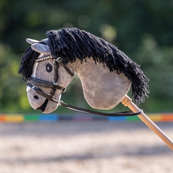 QHP Hobby Horse SUNSET trense til Kæphest /Sort - Vist på grå kæphest fra QHP